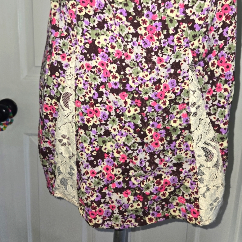 American Eagle Floral And Lace Insert Top - Picture 5 of 9